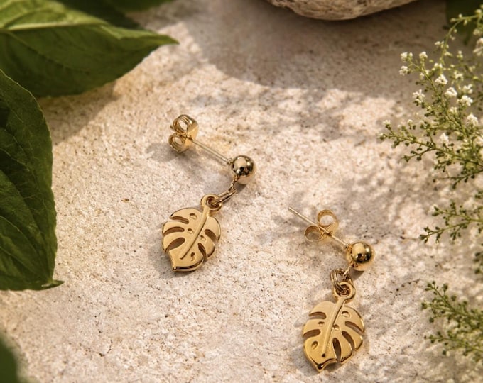 Gold-plated stainless steel leaf earrings. A minimalist piece of jewelry perfect for any occasion! A great birthday gift idea!