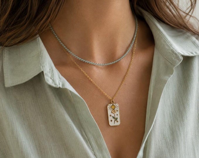 Double-strand necklace with green glass beads and enameled flower pendant – Gold-tone boho chic jewelry – 304 stainless steel