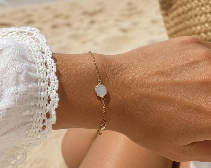 Minimalist gold chain bracelet with white stone – Delicate and elegant jewelry