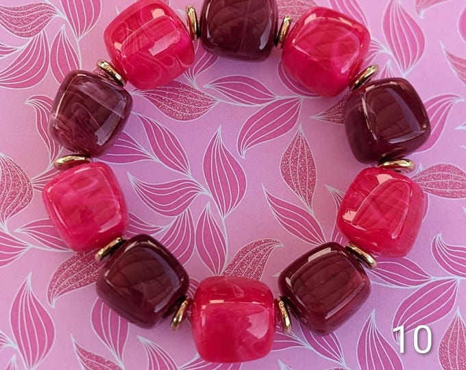 Marbled resin bead bracelet in beige, powder pink, and brown – elastic bracelet for women – handmade boho chic jewelry
