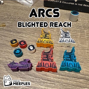 Puede incluir: Una colección de piezas de juego coloridas, que incluyen fichas amarillas, blancas, rojas y azules en forma de fortaleza, y fichas moradas con forma de nave espacial. El texto "ARCS BLIGHTED REACH" se muestra encima de las piezas. El logotipo "PIMP MY MEEPLES" está en la esquina inferior izquierda.