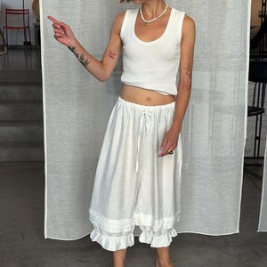 Pantaloni Capri con volant in stile rinascimentale – Viscosa bianca, stile cottagecore estivo