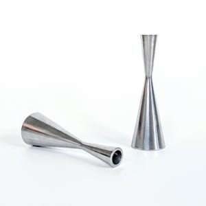 Paar vintage IKEA "Gota" aluminium kandelaars van Erika Pekkari, modernistische taps toelopende houders, Scandinavisch decor jaren 90