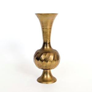 Vintage mässingsvas med trumpetformad piedestal och räfflade detaljer, MCM mittpunkt