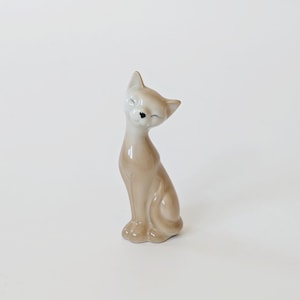 Figurka kota z porcelany z połowy wieku, zabytkowy kremowy ceramiczny kotek, wystrój domu w stylu lat 50. i 60. XX wieku