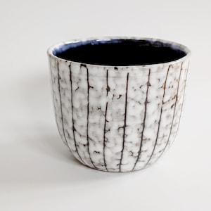 Puede incluir: Un letrero de madera rústica con el texto "Welcome to our home" en letras blancas. El letrero presenta un acabado envejecido y un diseño simple y acogedor, perfecto para la decoración de la entrada.