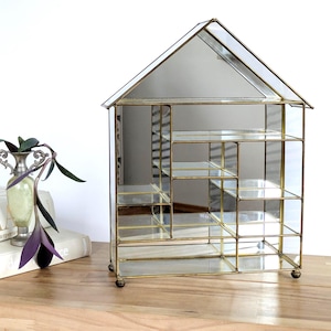 Etagère vitrine laiton et verre forme maison vintage 10 compartiments fond miroir accessoires bijoux succulentes