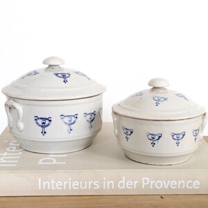 Set di 2 vasi antichi in ceramica Art Déco Saint-Uze con coperchio, decorati con tecnica transferware blu francese.