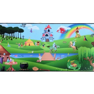 Può includere: Un'illustrazione colorata di un mondo fantastico con un castello, un arcobaleno, un drago, un mago, una strega, un cavaliere, una foresta, un fiume e un ponte. L'illustrazione è stampata su un grande tappetino per mouse rettangolare.