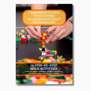Può includere: Una copertina di libro con una foto di mani che costruiscono con i mattoncini LEGO®. Il titolo è "26 attività di mattoncini passo dopo passo" e il sottotitolo è "Perfetto per formatori, facilitatori, educatori e coach che vogliono coinvolgere i loro allievi in modo creativo." Il libro è pubblicato da Curious Lighthouse Learning Consultancy Ltd.