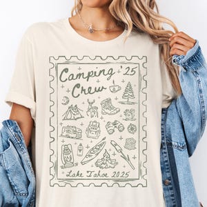 カスタムファミリーキャンプシャツ、グループフレンズTシャツ、レイクマウンテンRVデザイン、いとこ同士でハイキングトレイル旅行Tシャツ、日付の場所キッズ