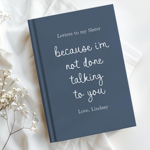 以下が含まれることがあります： 「Letters to my Sister」の文字と「because I'm not done talking to you」という引用句が書かれた濃い青色のジャーナル。ジャーナルには、白い筆記体で「Love, Lindsay」という文字も含まれています。ジャーナルは白い表面にあります。