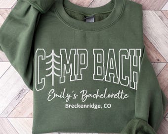 旅行用カスタム刺繍キャンプ用独身パーティースウェットシャツ、パーソナライズキャンプバチェロレッテパーティークルーネックハイキングマウンテンレイクシャツギフト