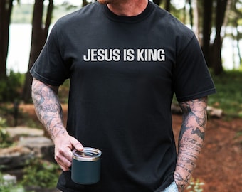 Camisa bordada con la frase "Jesús es el Rey", colores cómodos para hombres y mujeres, camiseta cristiana, regalo cristiano, camiseta de fe, camiseta de Jesús, bautismo de adultos
