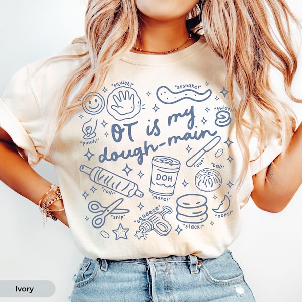 Può includere: Una t-shirt color avorio con illustrazioni a linee blu di strumenti e azioni per la pasta modellabile. Il testo recita OT is my dough-main, con etichette che includono squish, sssnake, pinch, twist, cut, ball, roll, more, snip, squeeze e stack.