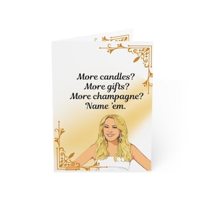 Puede incluir: Un juego de tres tazas de cerámica con un acabado moteado y mate. Cada taza presenta un color diferente: azul claro, crema y gris. Las tazas tienen un diseño simple y moderno y un asa cómoda.