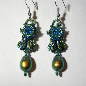 Ohrringe, gefädelt mit Swarovski-Kristall und -Perle, versilberter Ohrhaken