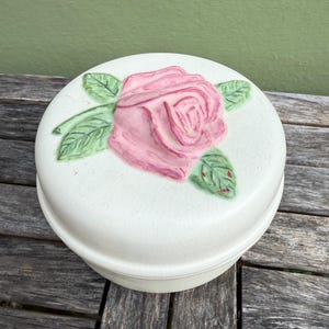 Vintage Ceramic ROSE TRINKET BOX Pink Floral Jewelry Box Hand Painted Hobbyist 1977 Grannycore