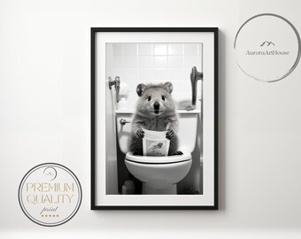 Quokka lendo jornal no banheiro, arte Quokka, decoração engraçada da parede do banheiro, Quokka no banheiro, animal no banheiro