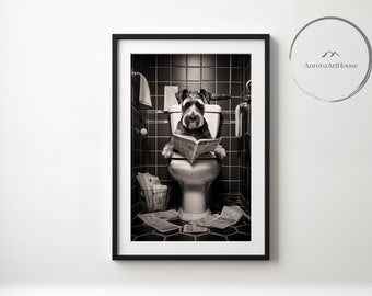 Könnte beinhalten: Ein Schwarzweißfoto eines Hundes, der auf einer Toilette in einem Badezimmer sitzt und eine Zeitung liest. Der Hund hat einen ernsten Gesichtsausdruck.