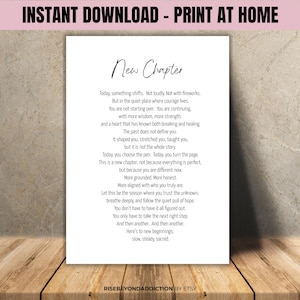 Könnte beinhalten: Ein weißer Druck mit den Worten "New Chapter" in eleganter Schrift, begleitet von inspirierendem Text. Der Druck ist vor einem neutralen Hintergrund platziert, mit den Worten "INSTANT DOWNLOAD - PRINT AT HOME" oben. Der Etsy-Shop-Name befindet sich unten.