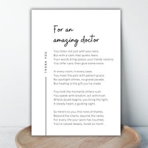 Pode incluir: Um cartão branco com o texto "For an amazing doctor" em uma fonte manuscrita. O cartão inclui um poema que expressa gratidão. As palavras "Thank You" são impressas verticalmente no lado esquerdo do cartão.