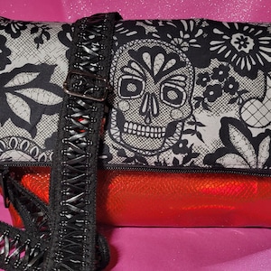 Monedero plegable Fiona con calaveras y piel de serpiente roja
