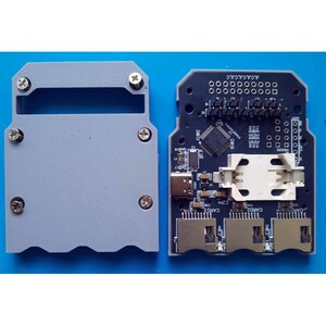 Puede incluir: Primer plano de una caja gris impresa en 3D con cuatro tornillos y una placa de circuito impreso negra con tres ranuras para tarjetas SD, un puerto micro USB y el texto "JLCPCB.LC".