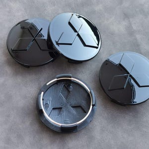 4 Tapacubos Mitsubishi 60mm Tapas Centro de Ruedas Llantas Accesorio para Coches Outlander Lancer Colt Galant Grandis Color Negro Brillo