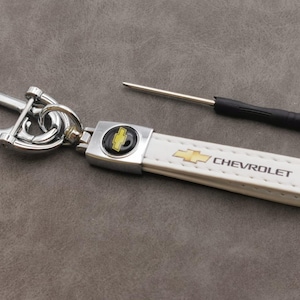 Llavero Chevy de Cuero Blanco Accesorio para Coches Camaro Colorado Corvette Tahoe Silverado Regalo Original Hombre Mujer Cumpleaños Navidad