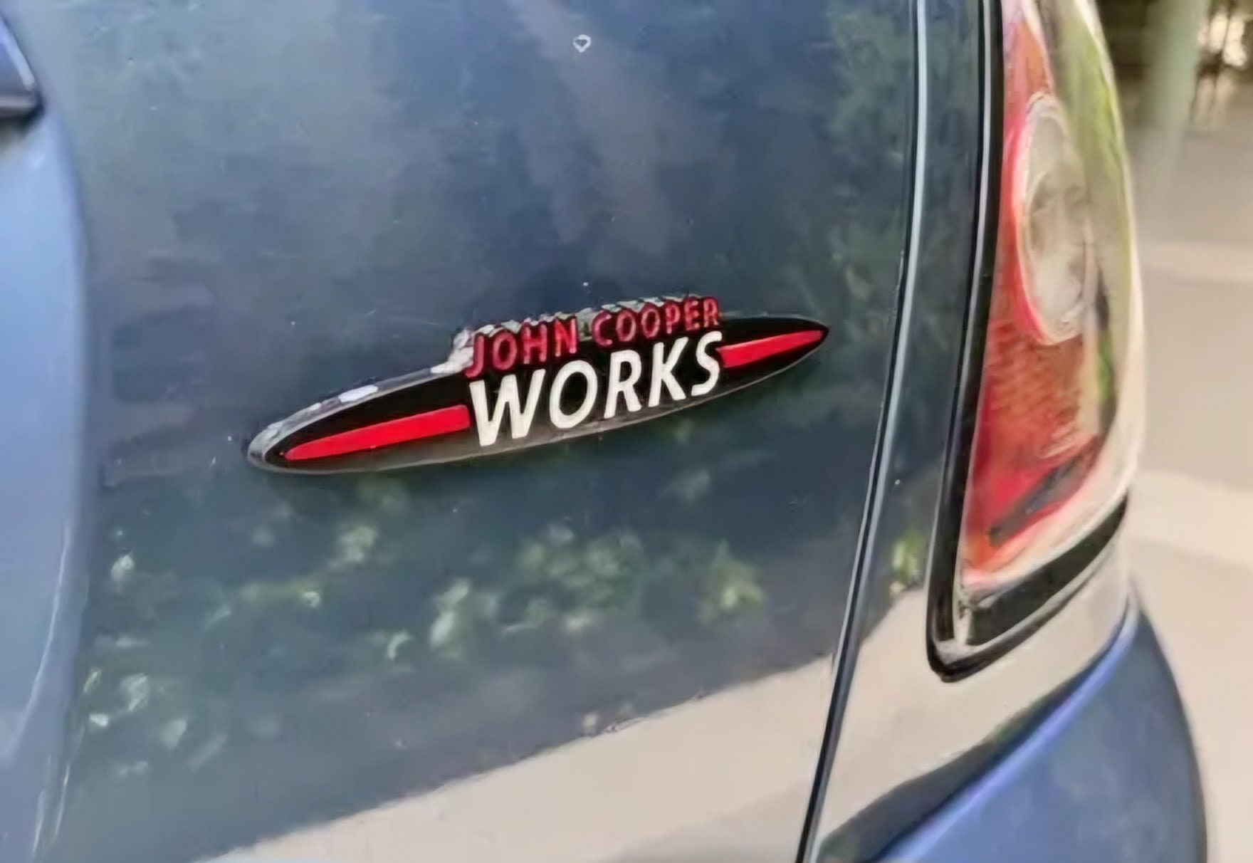 Emblema E Insignia Plateada Cromada De 135 Mm Para Mini JCW R52-56 | Parrilla Delantera Y Trasera | Deportivo