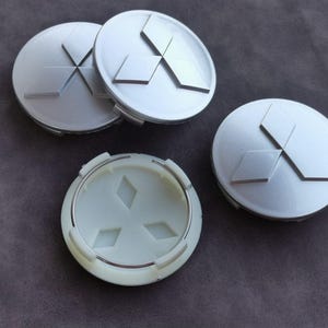 4 Tapacubos Mitsubishi 60mm Tapas Centro de Ruedas Llantas Accesorio para Coches Outlander Lancer Colt Galant Grandis Color Plateado