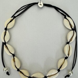 Halsband med kaurisnäckor i Coconut Creek