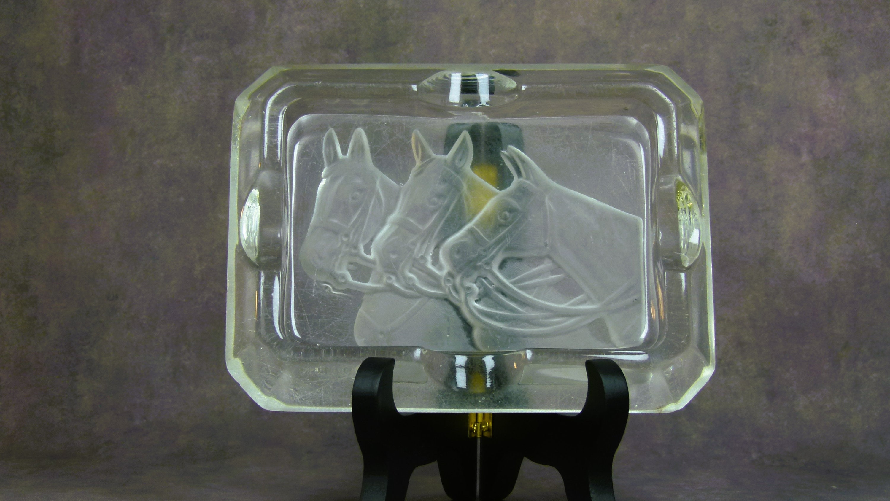 ヴィンテージガラス灰皿 – 3頭の馬の頭のデザイン - Etsy 日本