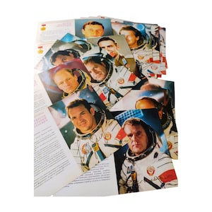 Conjunto de 45 cartões comemorativos dos cosmonautas soviéticos – Gagarin, Titov, Tereshkova