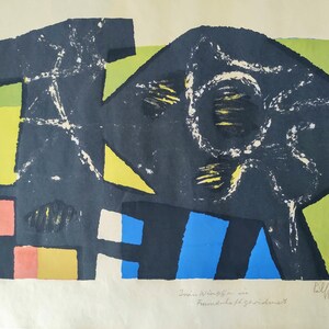 Könnte beinhalten: Abstrakter Kunstdruck mit schwarzen, gelben, grünen, blauen, roten und weißen geometrischen Formen. Der Druck ist unten rechts mit "E.L.L. 1955" und unten links mit "Javier Winchfus,  Pescadores del Mediterráneo" signiert.