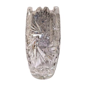Hand-Cut Crystal Vase – Elegant Glass Decor