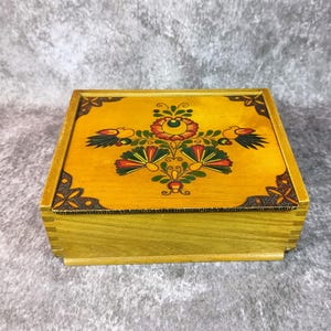 Floral Pyrography Box – 1970s Retro Decor