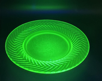 Plato de ensalada/postre de vidrio verde uranio con diseño en espiral, estilo Depression Glass, de 8 pulgadas, vintage.