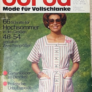 Op de afbeelding: Een tijdschriftcover voor Burda, een modetijdschrift voor vrouwen. De cover toont een vrouw in een gestreepte jurk met een roze bloem op haar schouder. De titel van het tijdschrift is "burda Mode für Vollschlanke" en de tekst "66 Schnitte für Hochsommer in den Größen 46-54 und allen Zwischengrößen" is ook zichtbaar.
