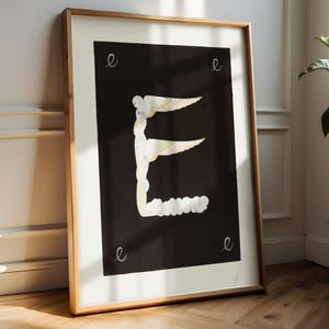 Artistieke eerste E-poster, grillige gevleugelde letter Art Print, zwarte achtergrond, unieke typografie wanddecoratie, moderne woningkunst