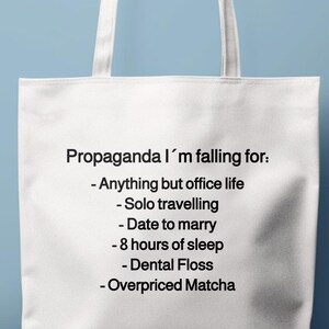 Ich verliebe mich in Einkaufstasche, lustiges Zitat Einkaufstasche, Solo-Reisetasche, Datum zu heiraten, 8 Stunden Schlaf Tasche, personalisiertes Geschenk