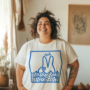 かわいいウサギの落書きTシャツ、青いウサギのアートTシャツ、ウサギの絵のシャツ、楽しい動物のグラフィックTシャツ、動物好きのためのクールなウサギのTシャツ