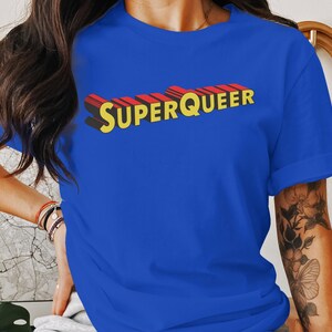 Camiseta gráfica retrô SuperQueer, camiseta do orgulho LGBTQ, camiseta unissex com letras coloridas em negrito, moletom com capuz confortável, moletom estiloso