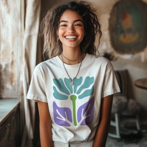 Einzigartiges Blumen-Kunstdruck-T-Shirt, Botanischer Garten T-Shirt, Künstlerisches Blumenmuster-Shirt, Natur-inspirierte Freizeitkleidung, Geschenk für Blumenliebhaber
