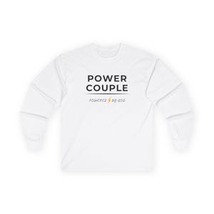 Puede incluir: Camiseta blanca de manga larga con el texto "POWER COUPLE" en negro, con "POWERED by GOD" debajo. Se incluye un rayo amarillo. La camiseta está hecha de un material suave y cómodo.