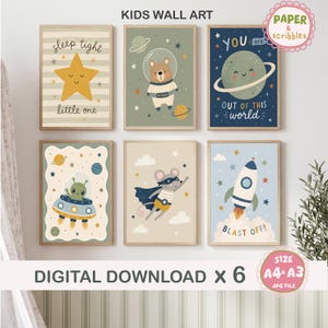 Könnte beinhalten: Sechs gerahmte Kinder-Wandkunst-Drucke. Die Illustrationen zeigen einen Stern, einen Bären, einen Planeten, einen Außerirdischen, eine Maus und eine Rakete, mit Sätzen wie "sleep tight" und "blast off!" Als digitaler Download in A4- und A3-Größe erhältlich.