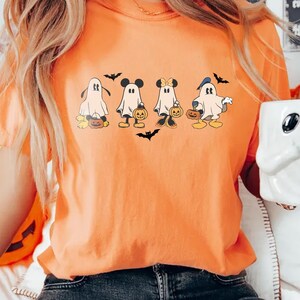 T-shirt d&#39;Halloween 2024 Comfort Colors®, T-shirt d&#39;Halloween avec personnages Disney, T-shirt de la famille Mickey d&#39;Halloween, T-shirt d&#39;Halloween Minnie