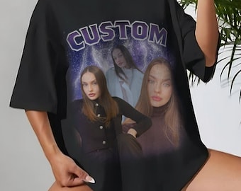 Pode incluir: Camiseta preta oversized com estampa gráfica de três mulheres e a palavra "CUSTOM" em letras roxas.