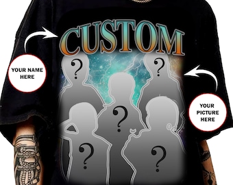 Può includere: Maglietta nera con un design personalizzato che presenta la parola "CUSTOM" in un gradiente di colori. Il design include anche cinque silhouette di persone con punti interrogativi al posto dei loro volti. I testi "YOUR NAME HERE" e "YOUR PICTURE HERE" sono inclusi in cerchi bianchi.